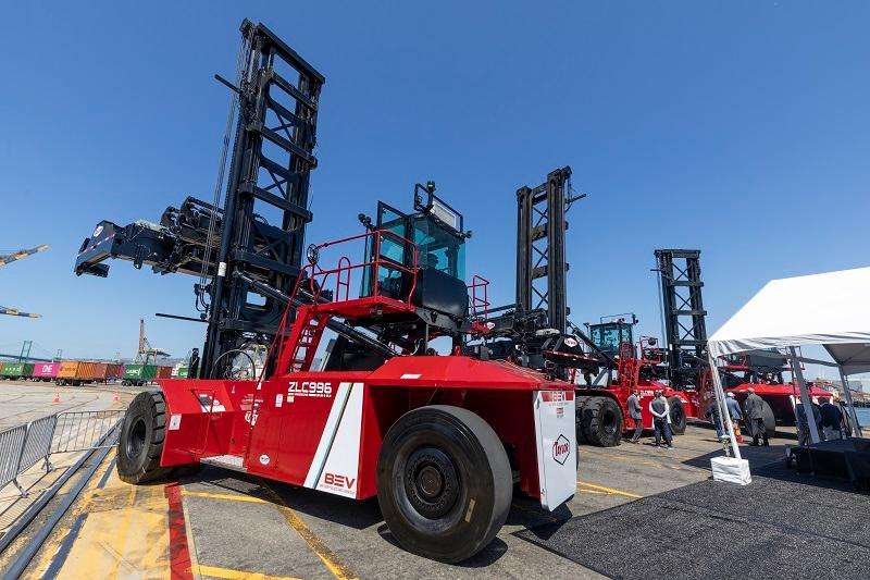 Yusen Terminals in LA puts into action nation's first electric top handlers