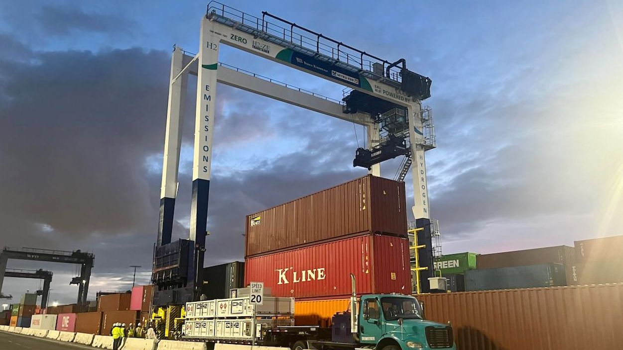 Revolutionizing Cargo Handling: World's First Hydrogen Fuel Cell-Powered Crane at Port of Los Angeles