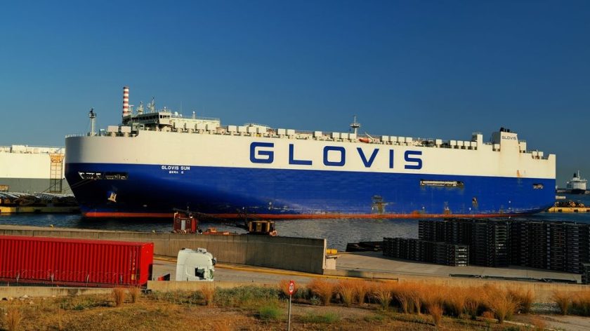 Spiders halt unloading of car carrier