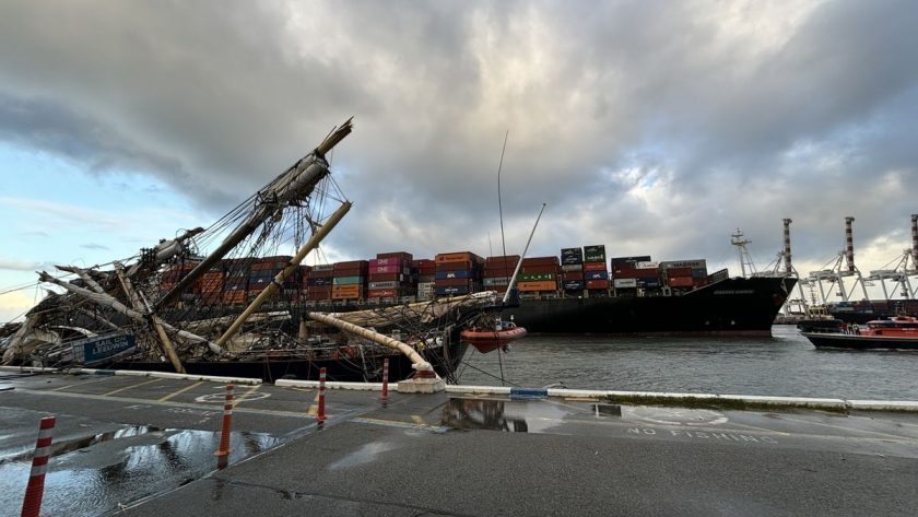 Maersk container ship causes damage and injuries while enetering Fremantle port