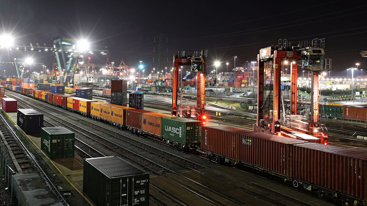 DP World expands rail capacity between London Gateway and Southampton ‣ WorldCargo News