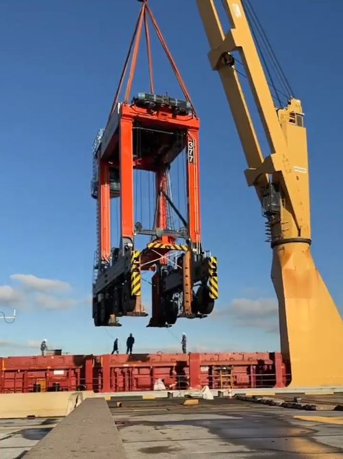 ECT Rotterdam receives new Kalmar straddle carriers